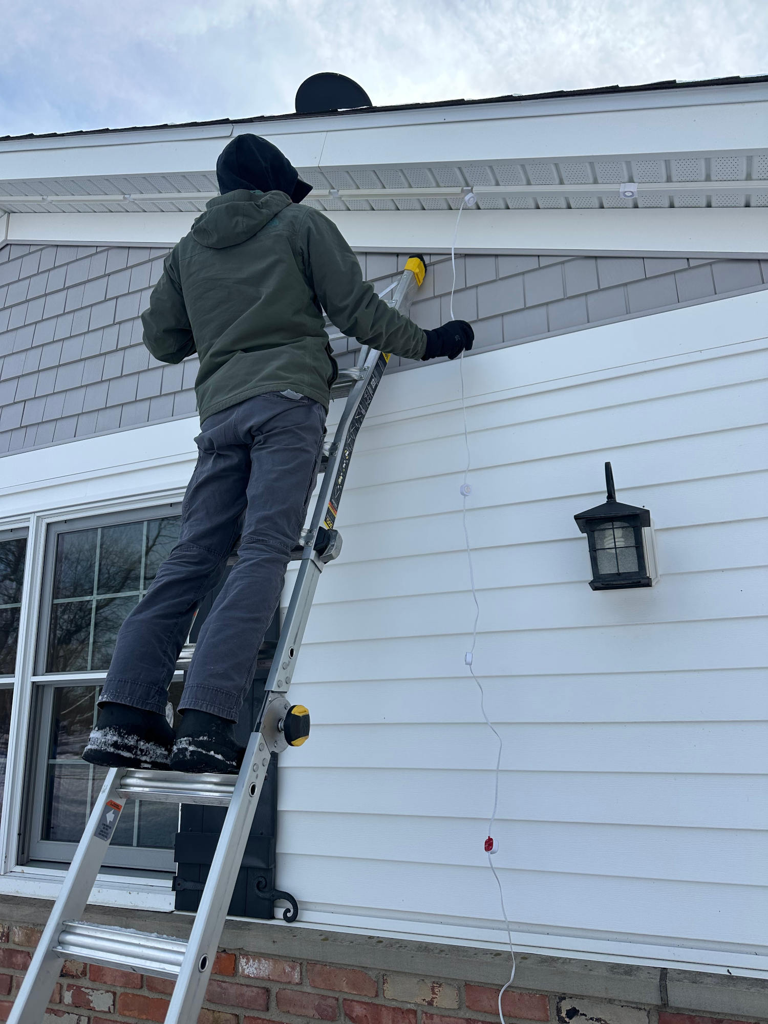 Roofline holiday lighting installation